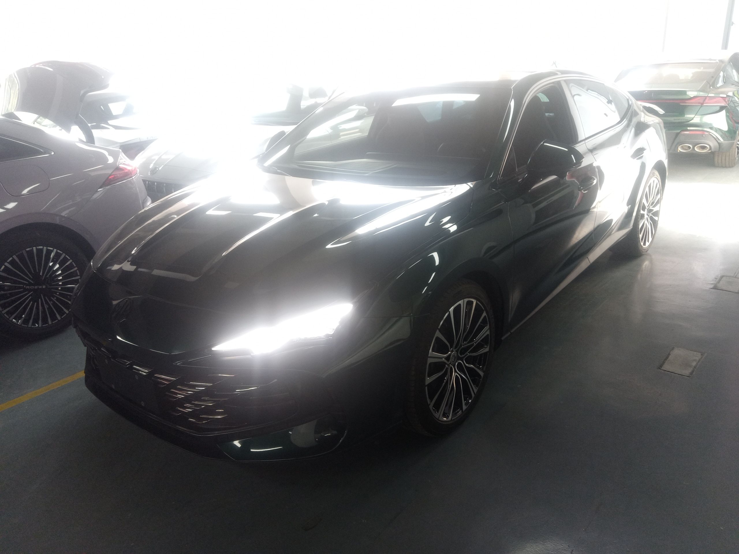 Под передней частью автомобиля