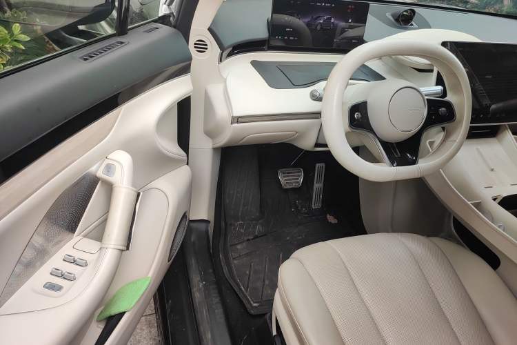 Used Hima Luxeed R7 2024 All-Electric 802 km Max Driver Seat