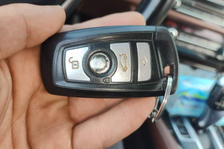 Used BMW 5 Series 2014 528Li Leading Model
