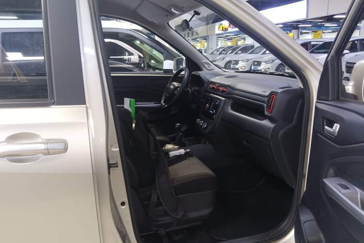 Used Dongfeng Fengon 380 2022 1.5L Standard Edition 7-Seater Passenger Vehicle