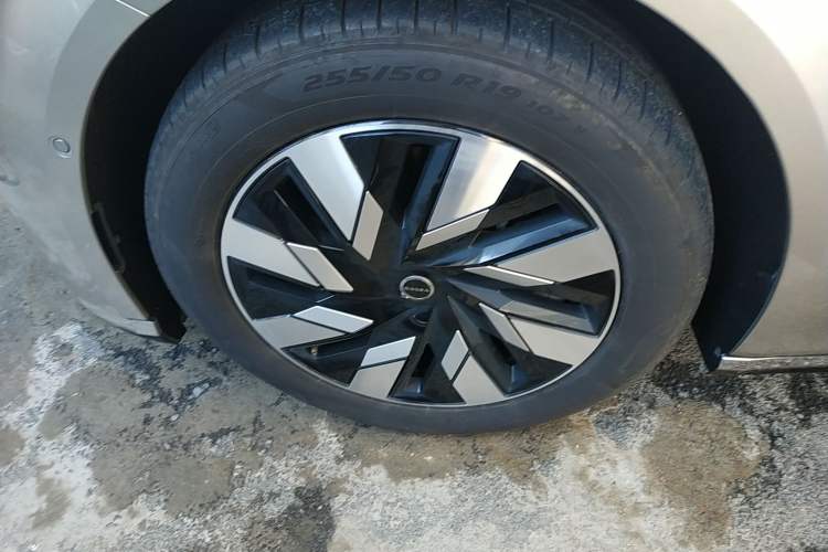 Used Volvo EM90 2025 Ultra Six-Seater
