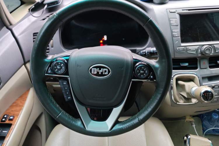 Used BYD M6 2013 2.4L Manual Luxury Model