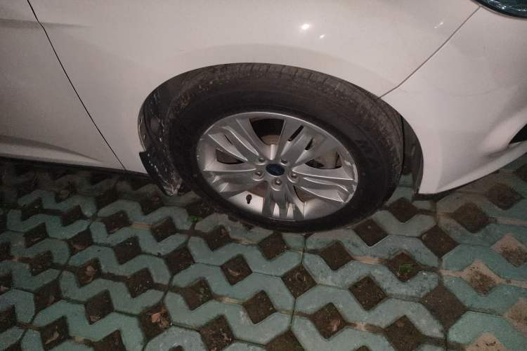 Used Ford Focus 2012 Hatchback 1.6L Automatic Comfort Model Right Front Wheel Hub