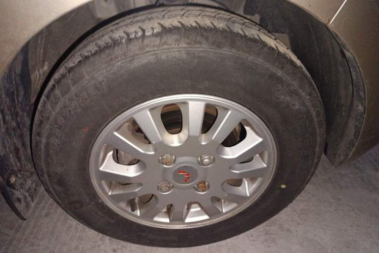 Used Wuling Rongguang V 2018 1.5L Standard Version Right Front Wheel Hub