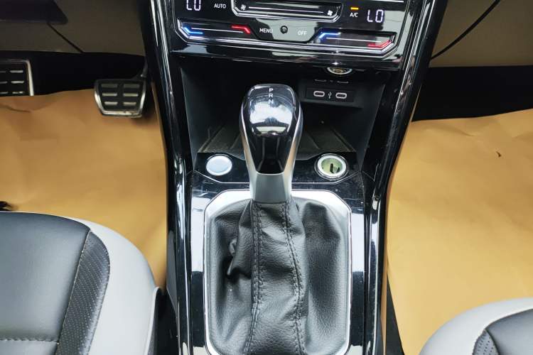 Used Volkswagen T-ROC 2024 300TSI DSG Two-Wheel-Drive Chen Guang Edition Gear Lever