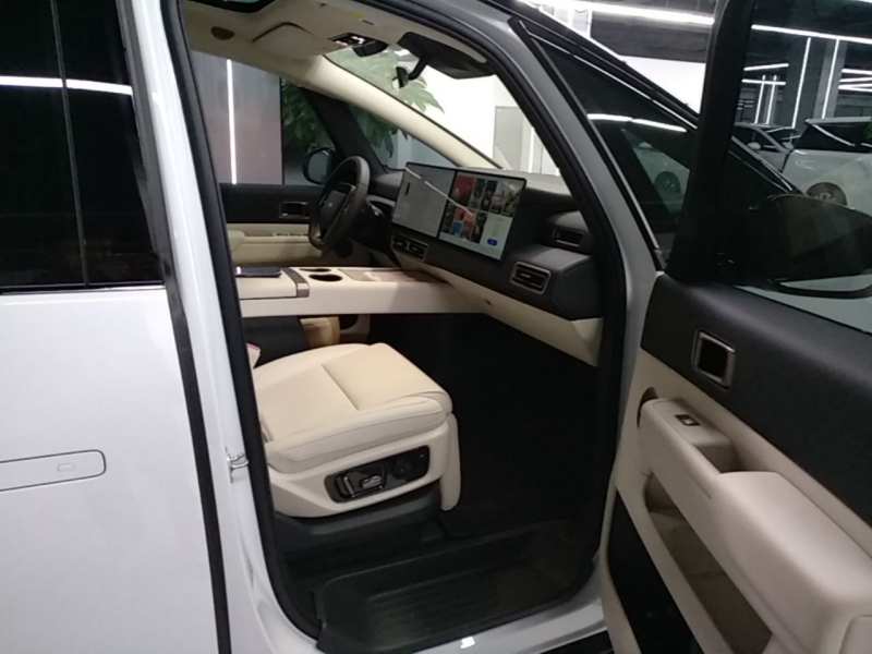 Used Li Auto MEGA 2025 Home Family Special Edition — 24