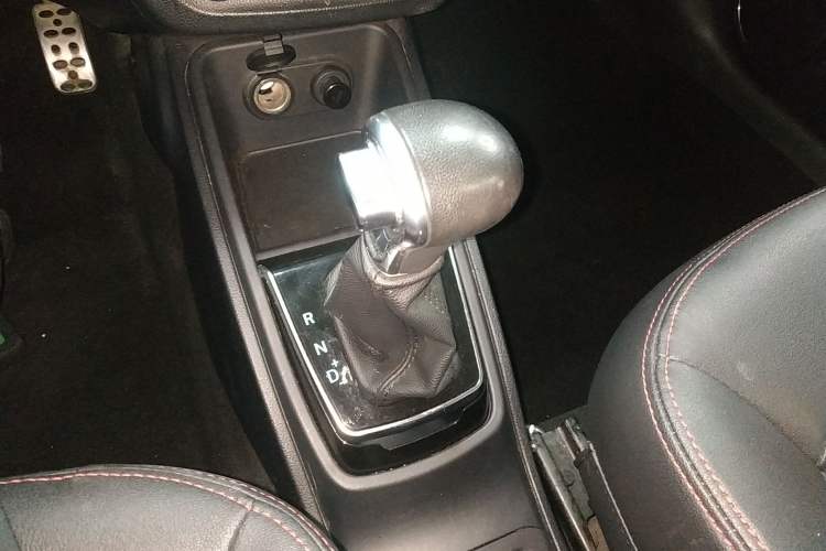 Used Haval H1 2016 Revised Version Blue Badge 1.5L AMT Luxury Edition Gear Lever