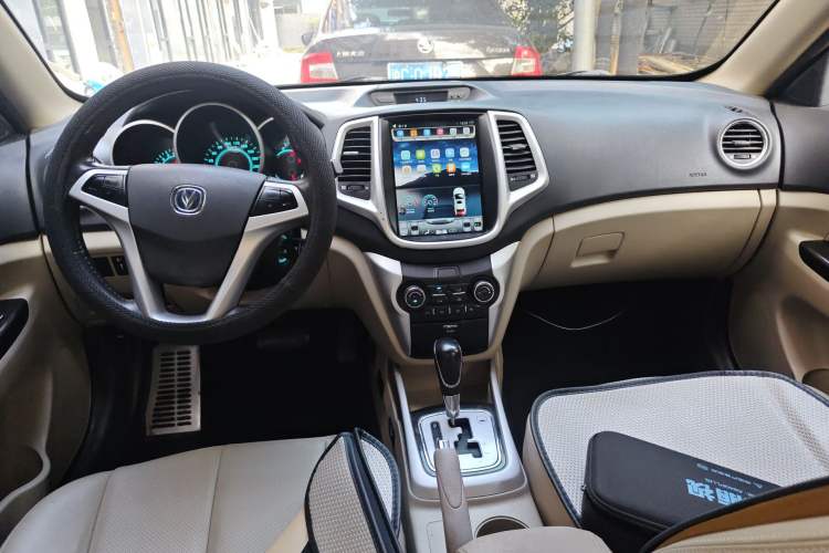 Used CHANGAN Eado 2014 1.6L Automatic Luxury Model Center Console