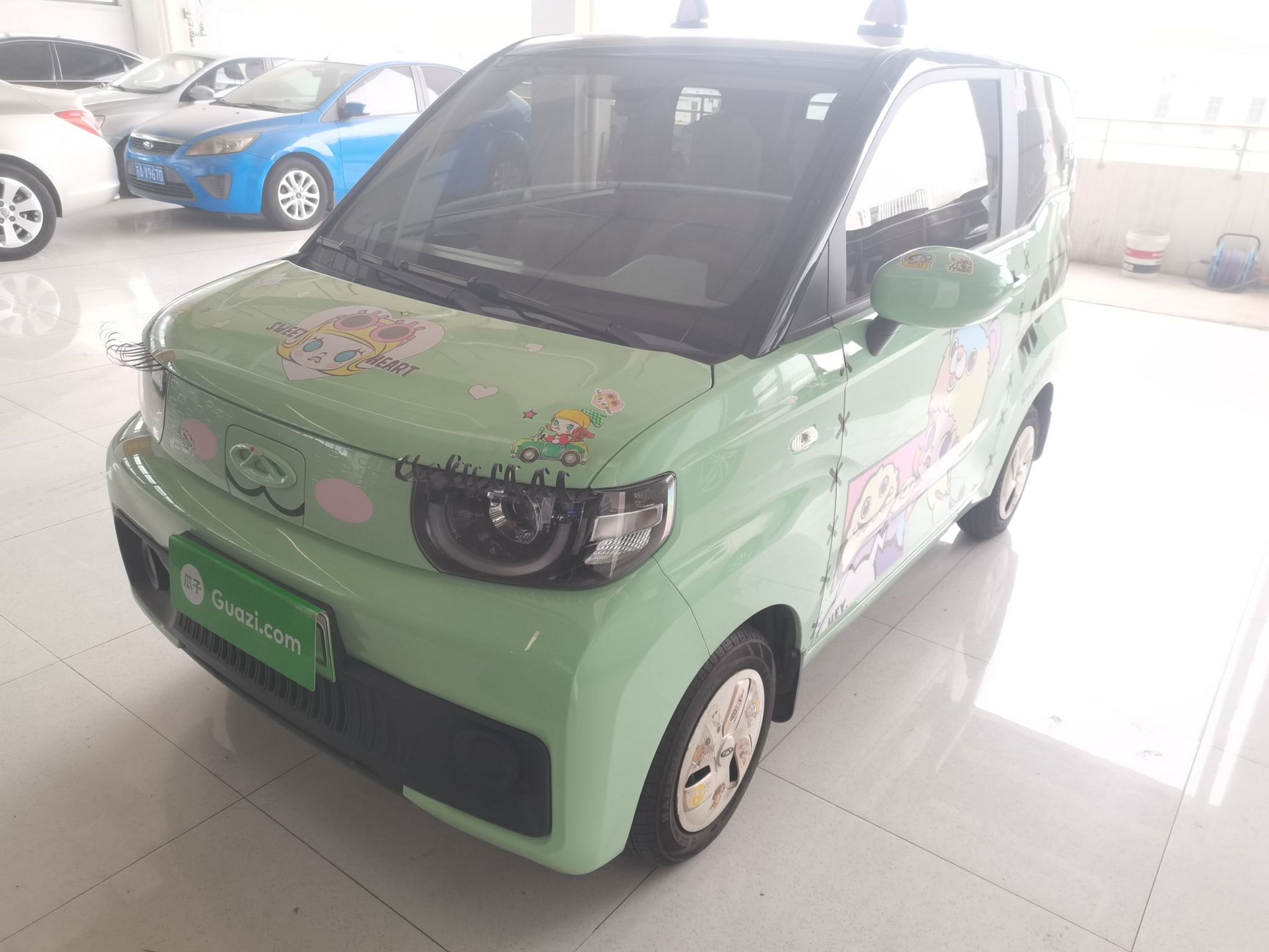 تحت مقدمة السيارة