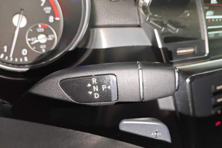 Used Mercedes-Benz M-Class 2014 ML 320 4MATIC Gear Lever