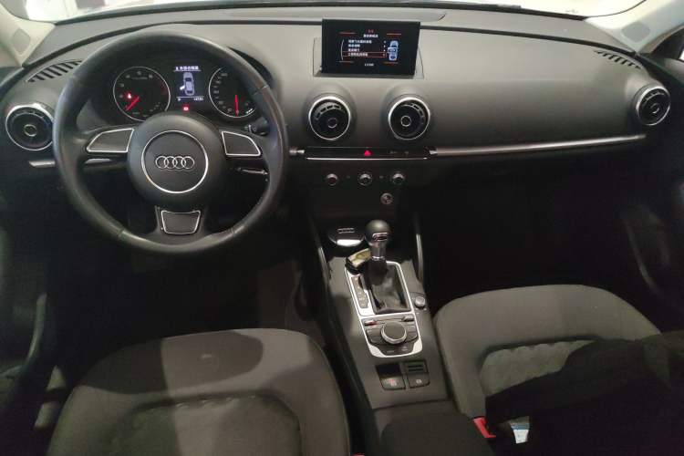 Used Audi A3 2016 Limousine 35 TFSI Ambition Edition Center Console