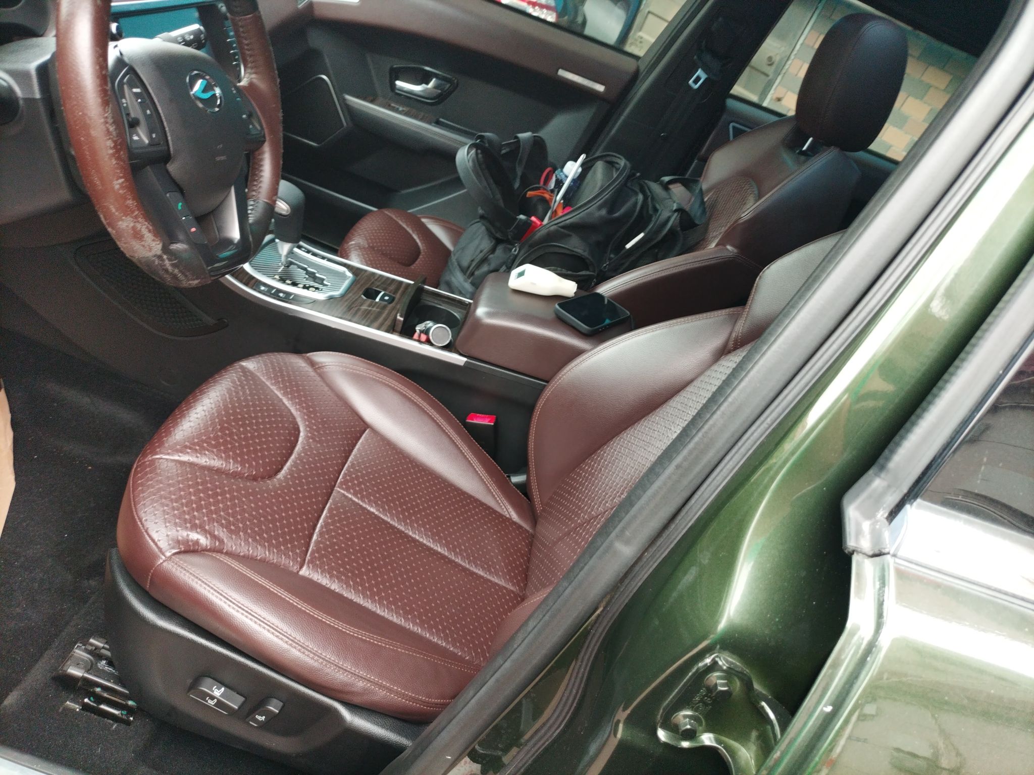 المقاعد الأمامية داخل السيارة