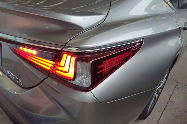 Used Lexus ES 2022 300h Excellence Edition
