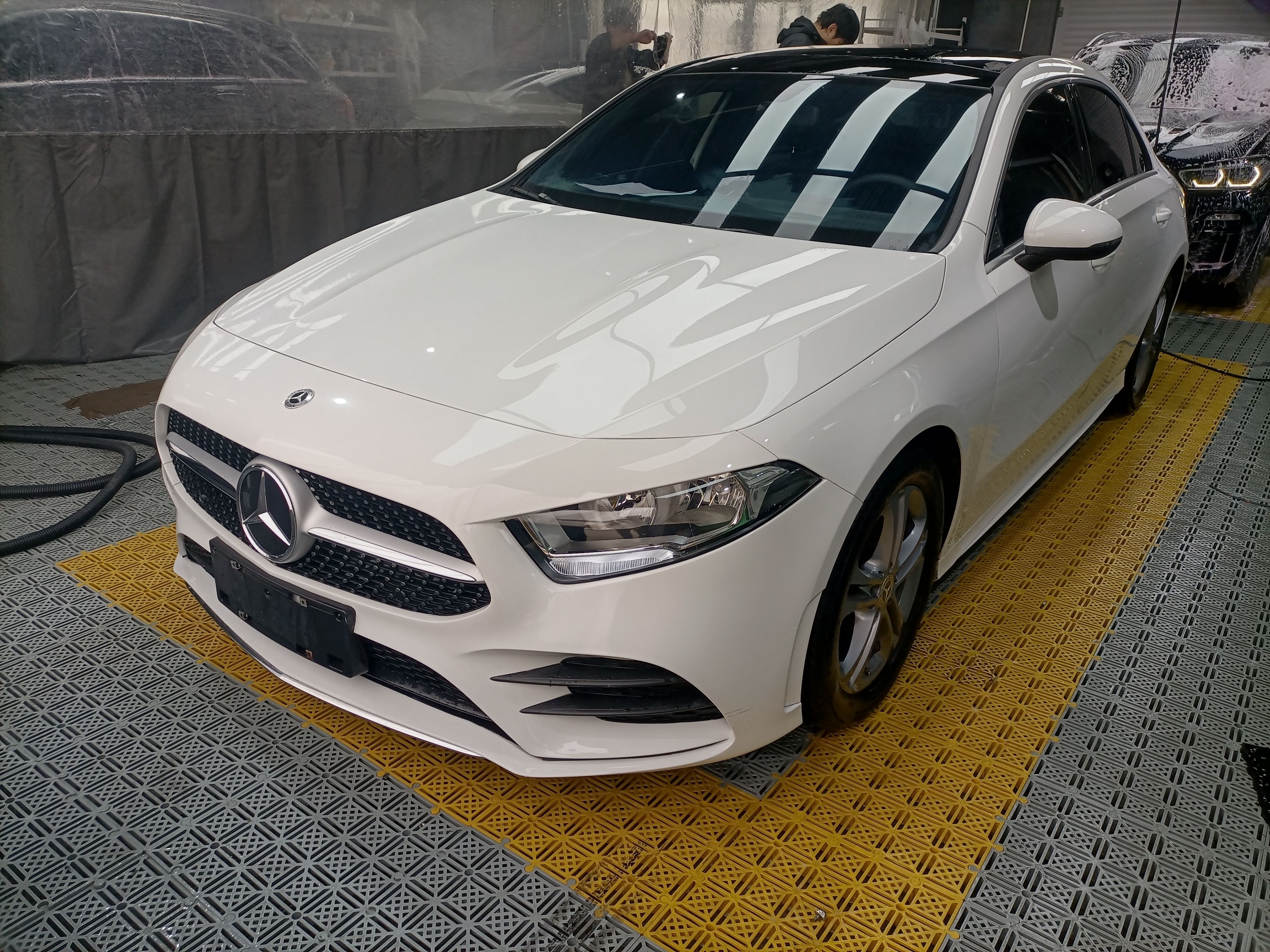 Под передней частью автомобиля