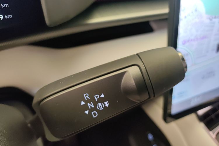 Used XPeng P7 2025 Model—750 All-Wheel-Drive High-Performance Ultra Gear Lever