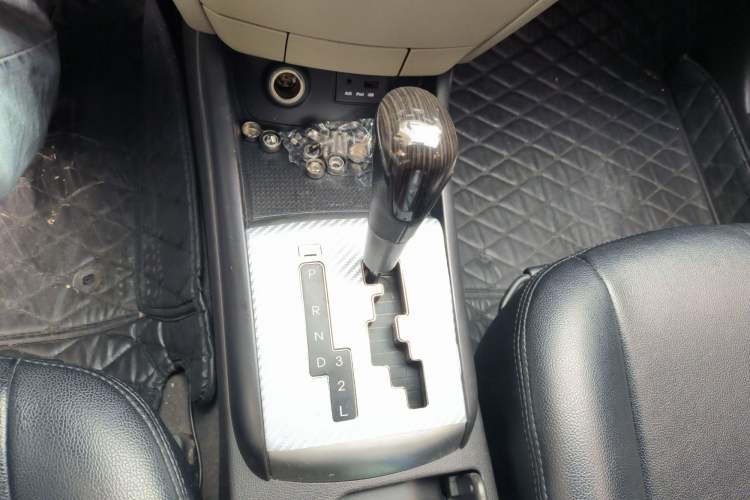 Used Hyundai Verna (older generation) 2014 1.6L Automatic Leading-Edge GLX Gear Lever
