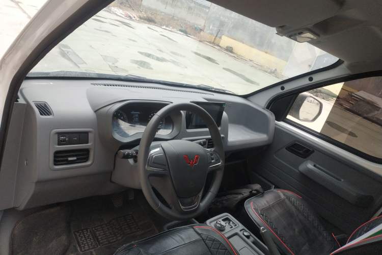 Used Wuling Yangguang 2024 300km Comfort Version with Sealed Windows 60kW Center Console