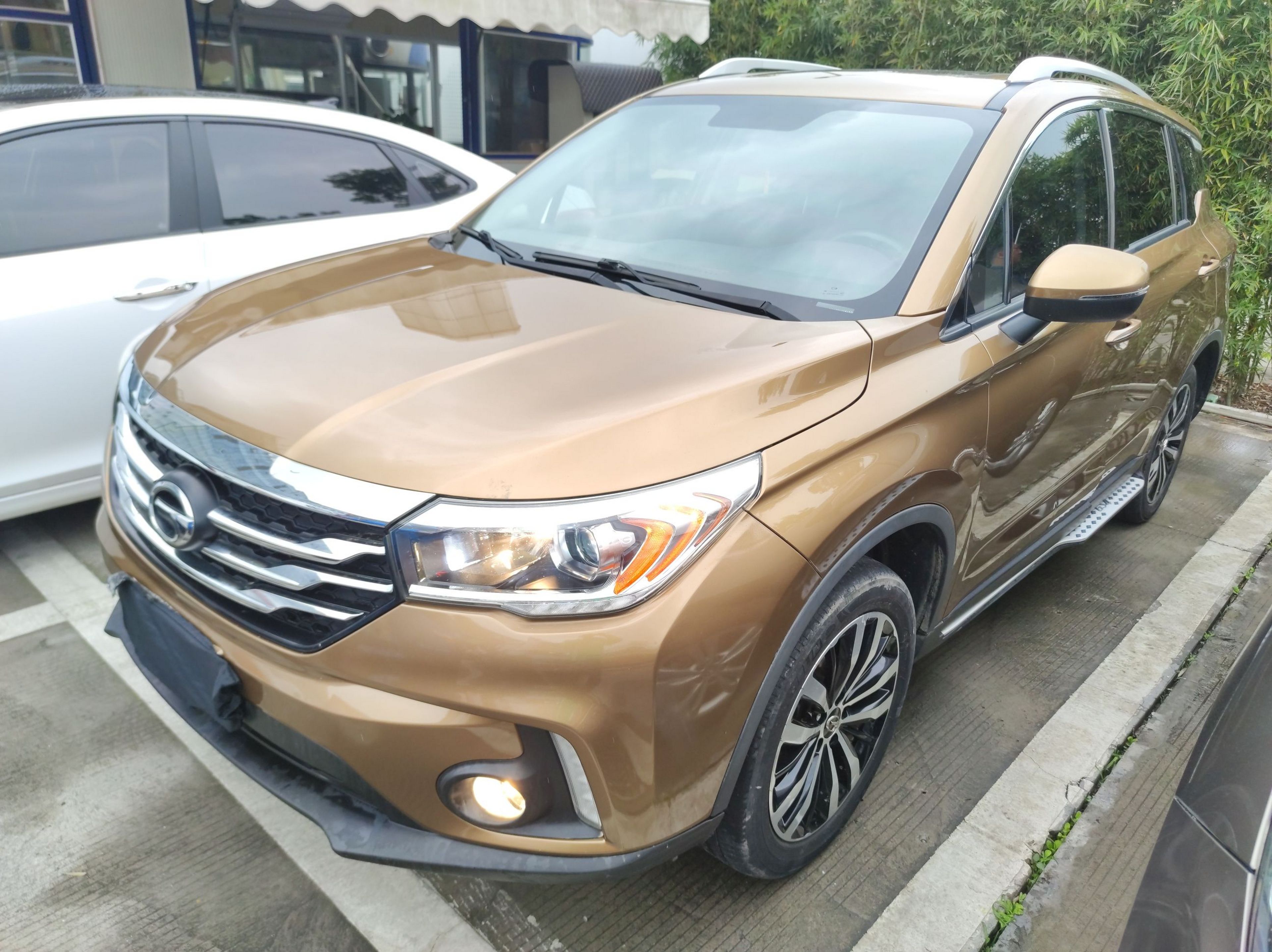 Под передней частью автомобиля