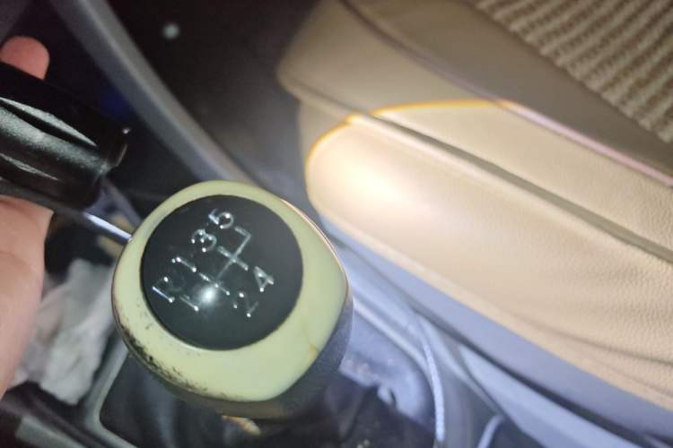 Used Hyundai Verna (older generation) 2010 Sedan 1.4L Manual Comfort GS Gear Lever