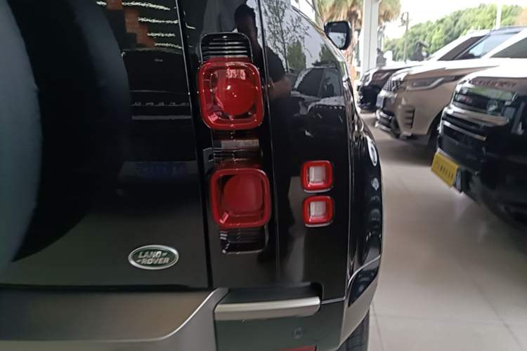 Used Land Rover Defender 2023 Facelift 90 2.0T P300 X-DYNAMIC HSE
