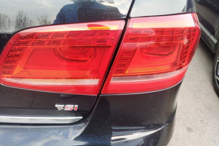 Used Volkswagen Magotan 2015 1.8TSI Luxury Model Right Rear Taillight