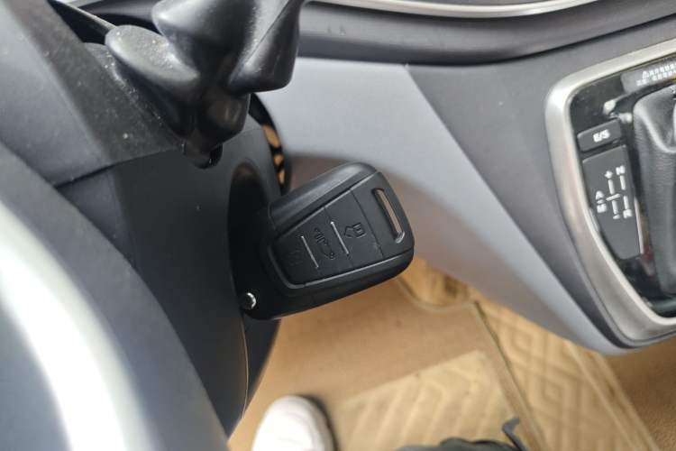 Used SAIC MAXUS Xintu V80 2024 Aotong Value Edition 6AMT Short Wheelbase Ultra-Low Roof 127 Ps 5/6 Seats Vehicle Key