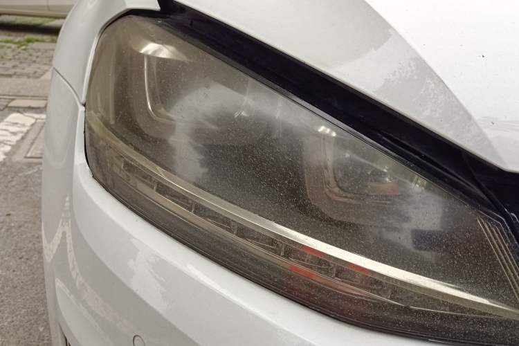 Used Volkswagen Golf 2017 230TSI Automatic Comfort Edition – Celebrating Milestone of One Million Units Right Front Headlight