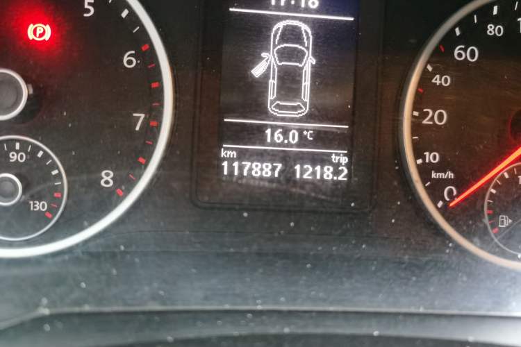 Used Volkswagen Tiguan 2015 1.8TSI Manual Two-Wheel-Drive Limited Edition Odometer Close Up