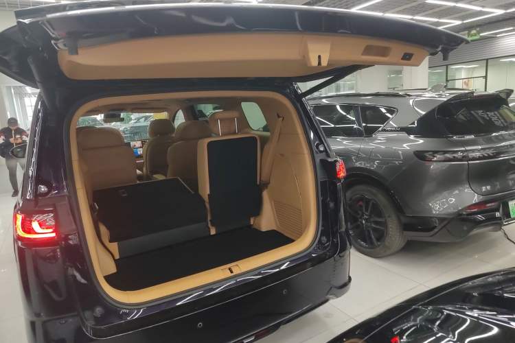 Used VOYAH Dream 2025 PHEV Four-Wheel-Drive Flagship Kunpeng Edition Trunk
