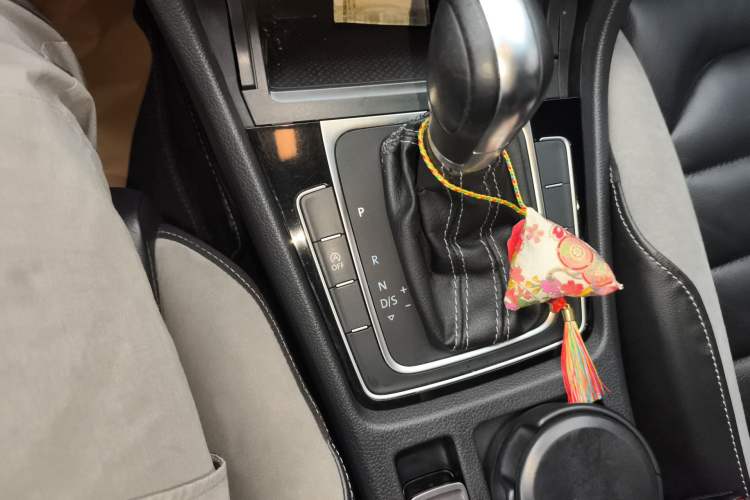 Used Volkswagen Golf 2016 1.4TSI Automatic R-Line Gear Lever