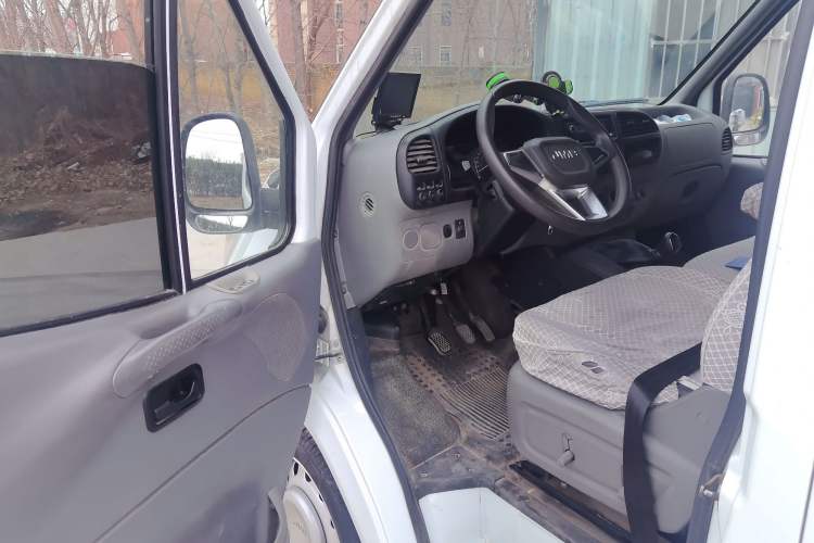 Used JMC Transit 2019 2.8T Commercial Version Short Wheelbase Mid-Roof 3-Seater China VI Standard JX493