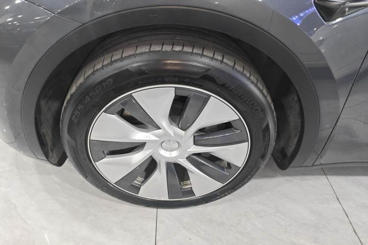 Used Tesla Model Y 2022 Long-Range All-Wheel-Drive Version