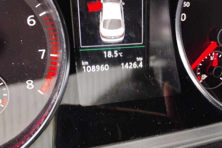 Used Volkswagen FAW-Volkswagen CC 2015 2.0 TSI Luxury Model Odometer Close Up