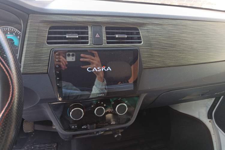 Used Jinbei Hiace X30 2023 1.5L Super-Comfortable Passenger Van 5/6/7-Seater Non-Air-Conditioned Version Model SWC15M
