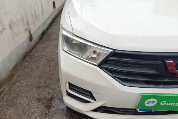 Used Wuling Hongguang 2019 1.5L S Basic Window-Sealed Vehicle China VI LAR Right Front Headlight