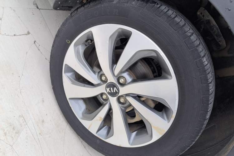 Used Kia KX Cross 2017 1.4L AT GLS Left Front Wheel Hub