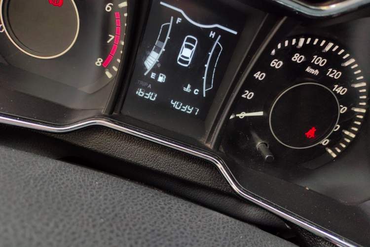 Used HYOSOW H3 2015 1.5L manual Comfort trim level Odometer Close Up