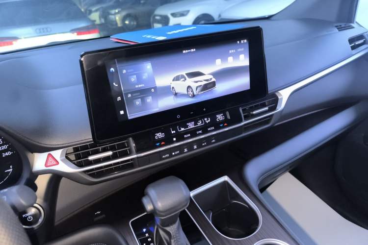 Used Toyota Granvia 2024 2.5L Hybrid Luxury Edition