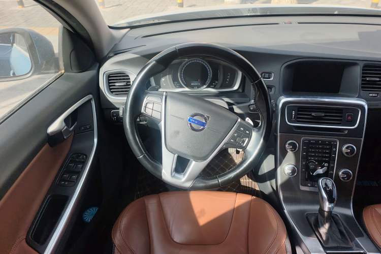 Used Volvo V60 2014 Restyled T5 Zhiya Edition
