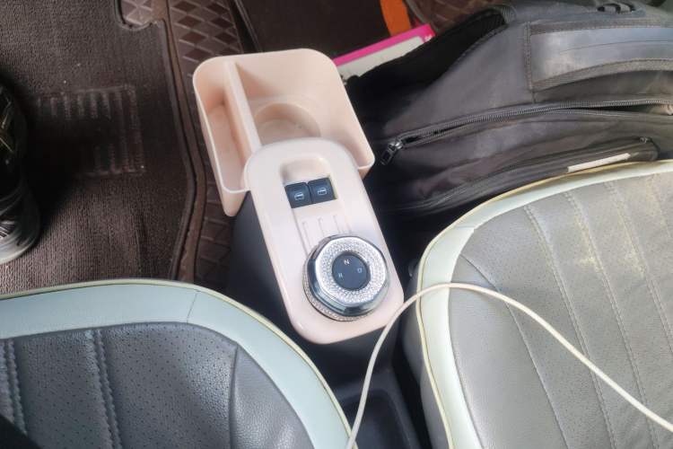 Used Geely Galaxy Panda 2024 Panda Mini 200km Endurance Bear Gear Lever