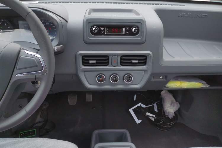 Used Wuling Yangguang 2024 300km Comfort-Grade Passenger Van 60kW Audio And AC Panel