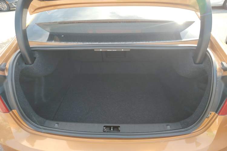 Used Volvo S60 2014 S60L 2.0T Zhiyuan Edition

