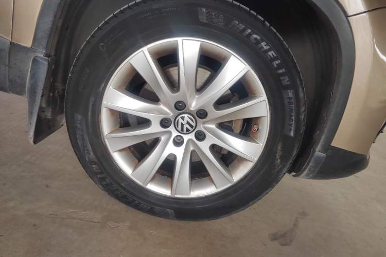 Used Volkswagen Tiguan 2013 1.8 TSI Automatic All-Wheel Drive Luxury Model Right Front Wheel Hub