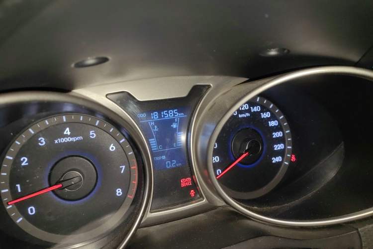 Used Hyundai Veloster 2011 1.6L Manual Comfort Edition Odometer Close Up