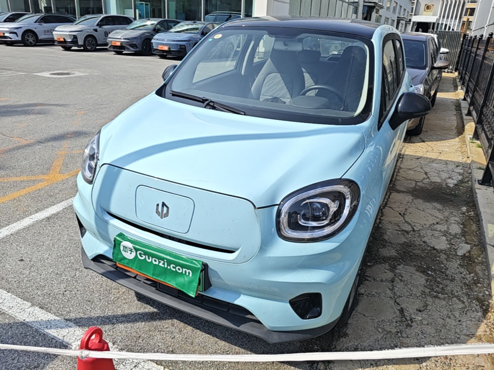 Unter der Vorderseite des Autos