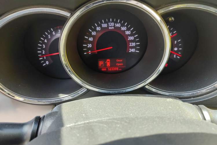 Used Kia Sorento 2012 2.4L Gasoline Luxury Edition Odometer Close Up