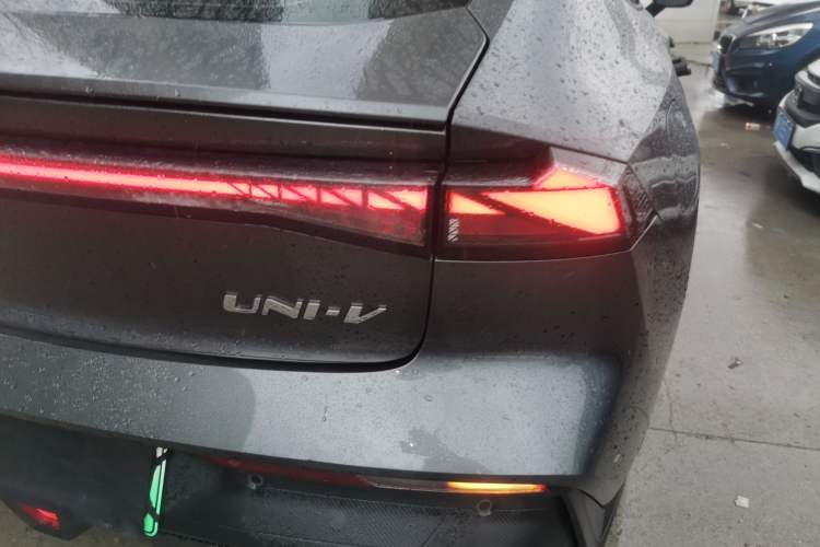 Used CHANGAN UNI-V iDD 2023 Zhidian iDD 1.5T 113km Smart & Fun Version (Rapid Edition)
