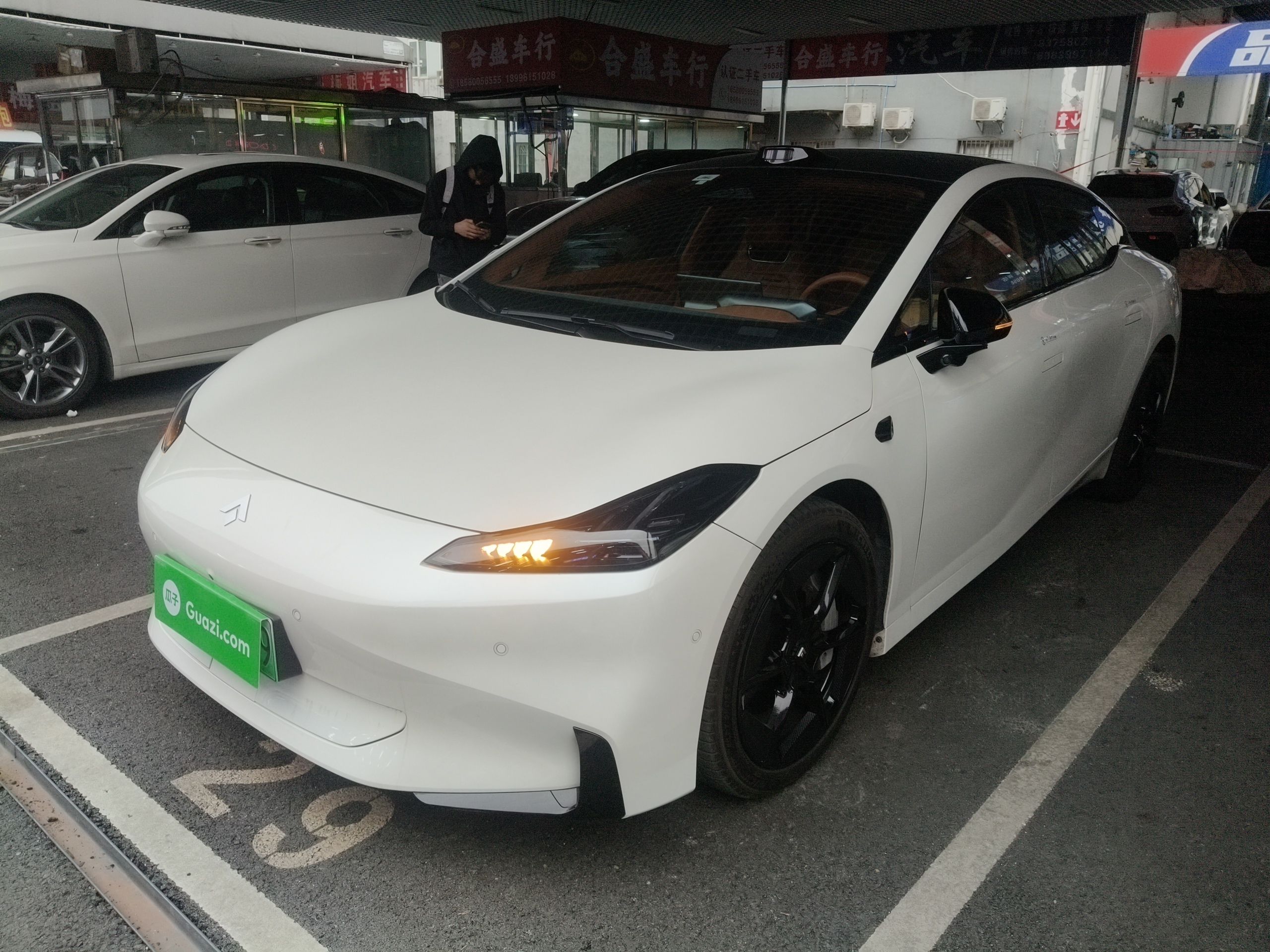 Под передней частью автомобиля