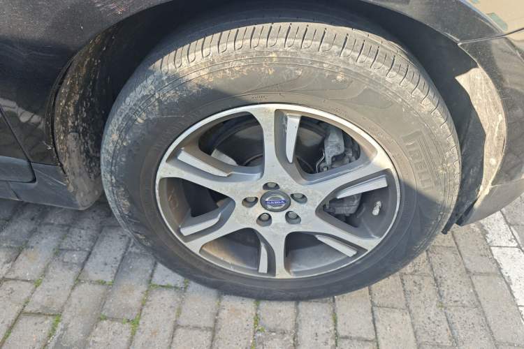 Used Volvo XC60 2012 T5 Comfort Edition Right Front Wheel Hub