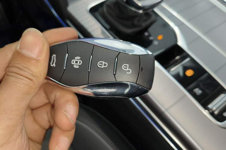 Used Hongqi HS7 PHEV 2024 2.0T PHEV Four-Wheel Drive Flagship Edition 6 Seats Vehicle Key